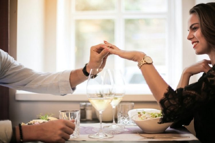 Faire sa demande en mariage dans un restaurant : est-ce une bonne idée ?