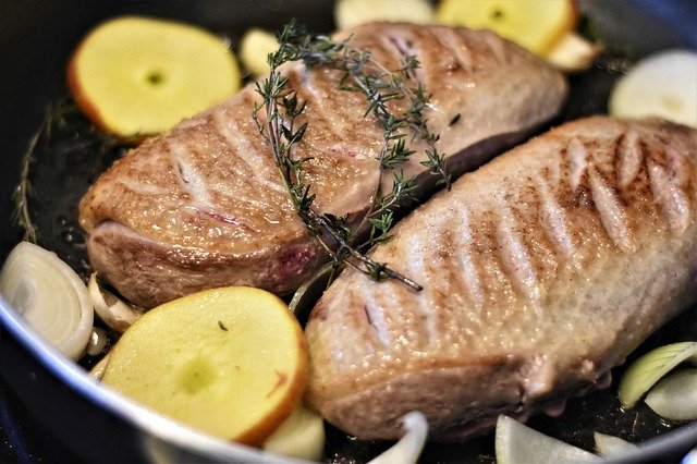 Tournedos de magret de canard et sa sauce aux myrtilles