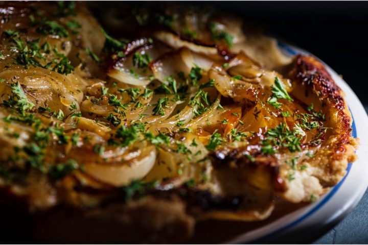 Tarte tatin aux oignons : recette simple et originale pour un résultat bluffant