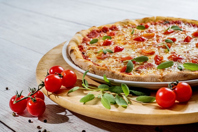Pourquoi la crème fraîche est-elle une alternative intéressante à la sauce tomate sur une pizza ?