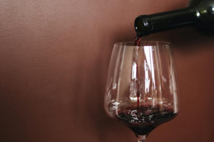 Carafage et vins jeunes : astuces pour maximiser le plaisir de la dégustation